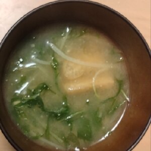 水菜と油揚げの味噌汁（昆布だし）